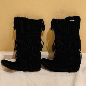 Minnetonka Fringed Suede Boots Size 6